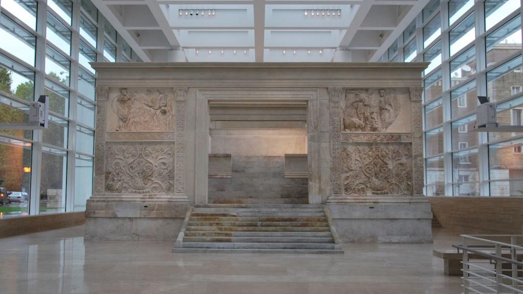 Vue de devant de l'Ara Pacis, un autel commémorant la paix rectangulaire.
