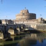 Vue sur le Château Saint Ange avec le pont devant à Rome.