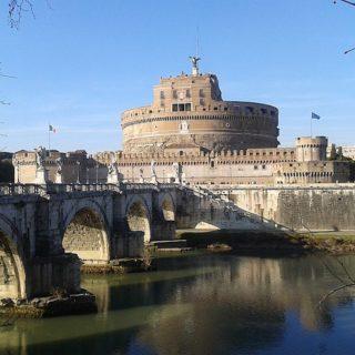 Vue sur le Château Saint Ange avec le pont devant à Rome.