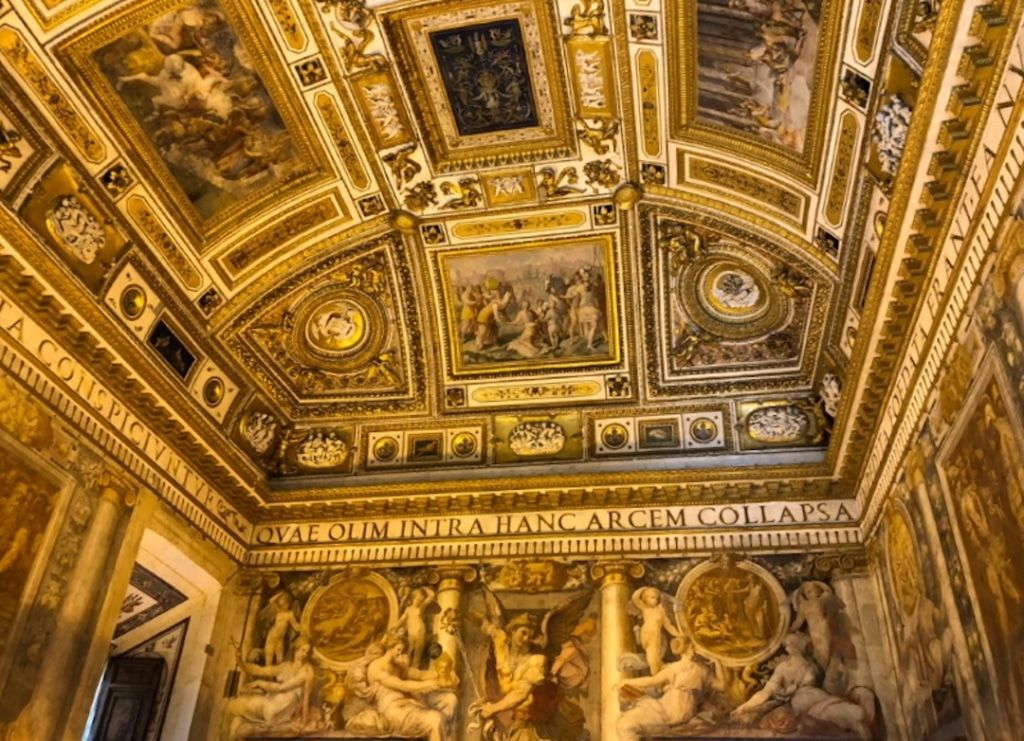 Murs recouverts d'oeuvres d'art à l'intérieur du château Saint ange à Rome