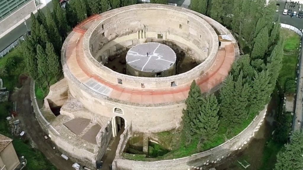 Vue d'en haut du Mausolée d'Auguste : monument cylindrique.