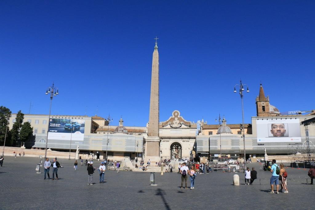 Obélisque au centre de la Piazza del Popolo à Rome