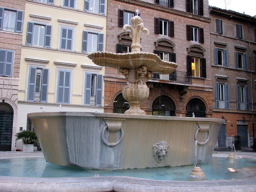 Fontaine présente sur la Piazza Farnese, en forme de bain.