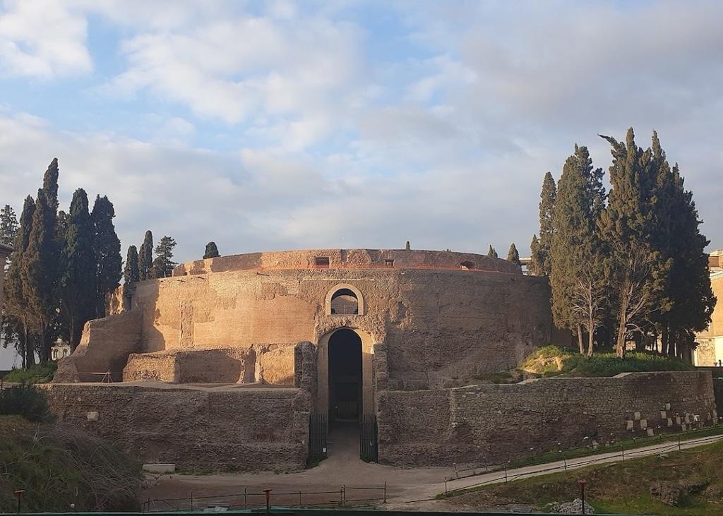 Vue de l'extérieur du Mausolée d'Auguste aujourd'hui, à Rome.