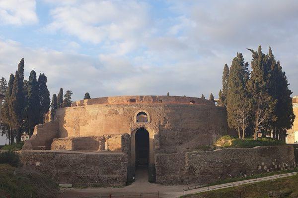 Vue de l'extérieur du Mausolée d'Auguste aujourd'hui, à Rome.