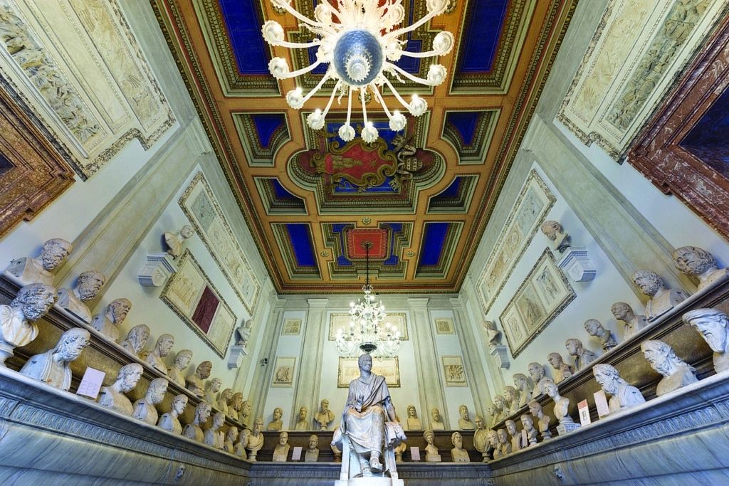 Salle des philosophes aux musées du Capitole à Rome