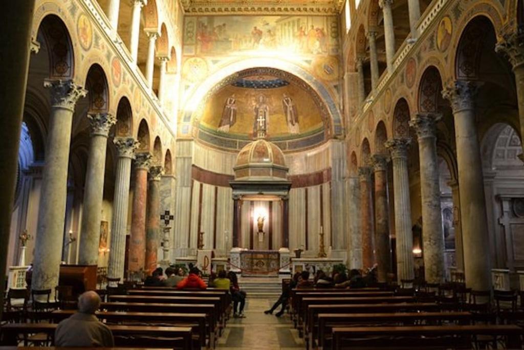 Intérieur de la basilique de Sainte Agnès-hors-les-Murs. Vue sur l'autel principal