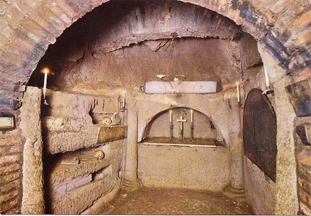 Intérieur des catacombes de Sainte Agnès. On voit des niches creusées avec quelques reliques restantes.