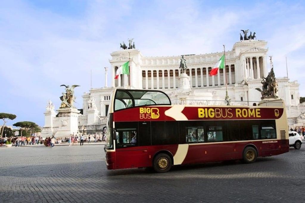 Big Bus, bus touristique devant la piazza Venezia à Rome