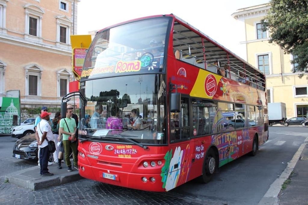 Bus touristique rouge à Rome