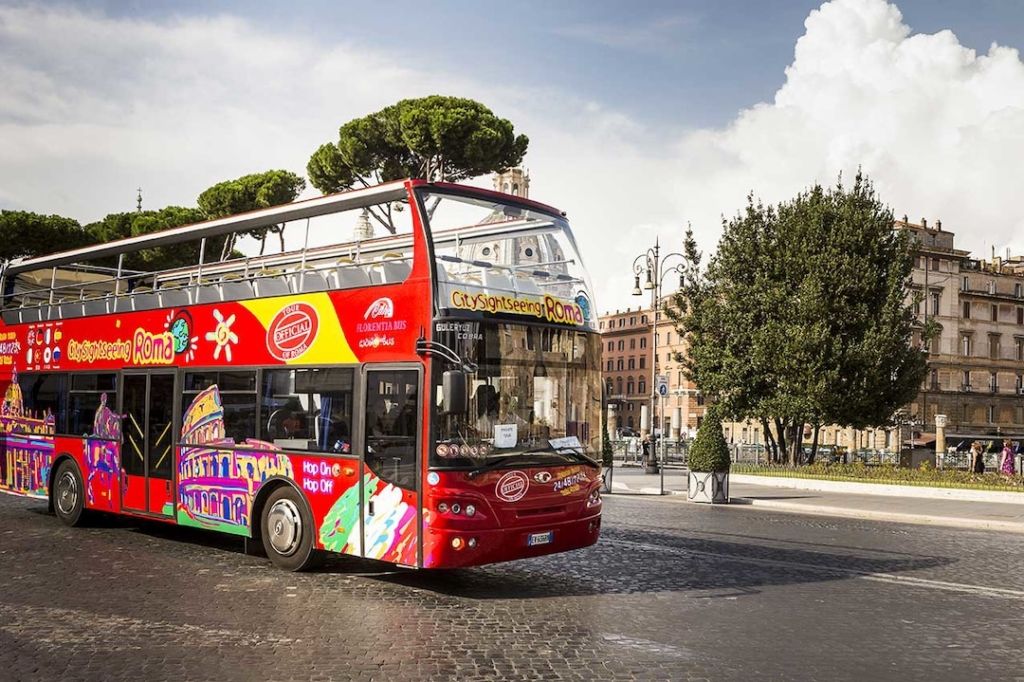 Bus touristique rouge City Sightseeing Roma