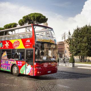 Bus touristique rouge City Sightseeing Roma