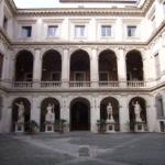 Cour devant le musée Palazzo Altemps ornée de statues à Rome