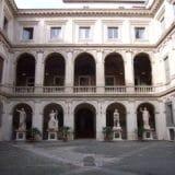 Cour devant le musée Palazzo Altemps ornée de statues à Rome