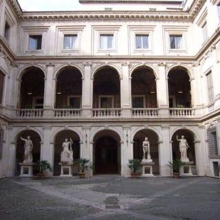 Cour devant le musée Palazzo Altemps ornée de statues à Rome