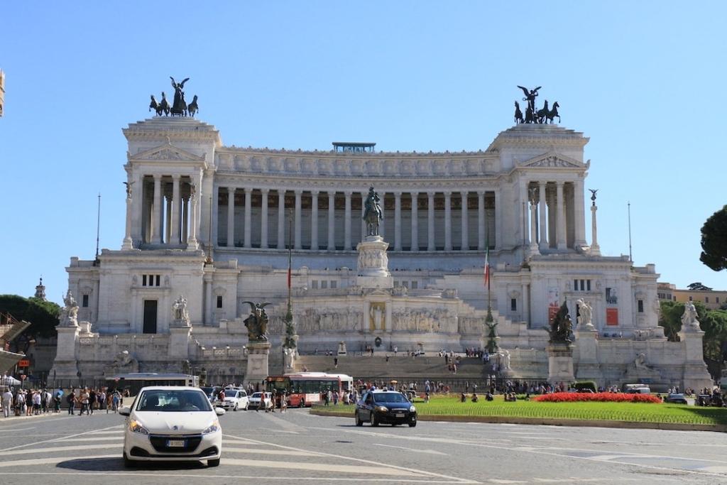 Piazza Venezia avec monument "Il Vittoriano" à Rome