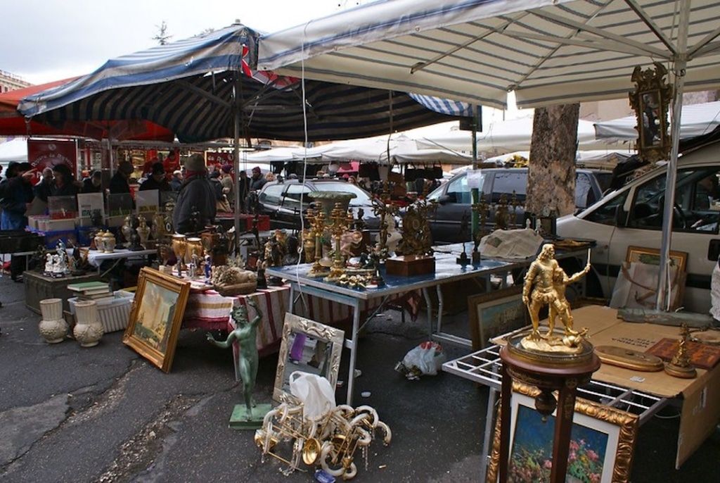 Stands au marché de Porta Portese à Rome