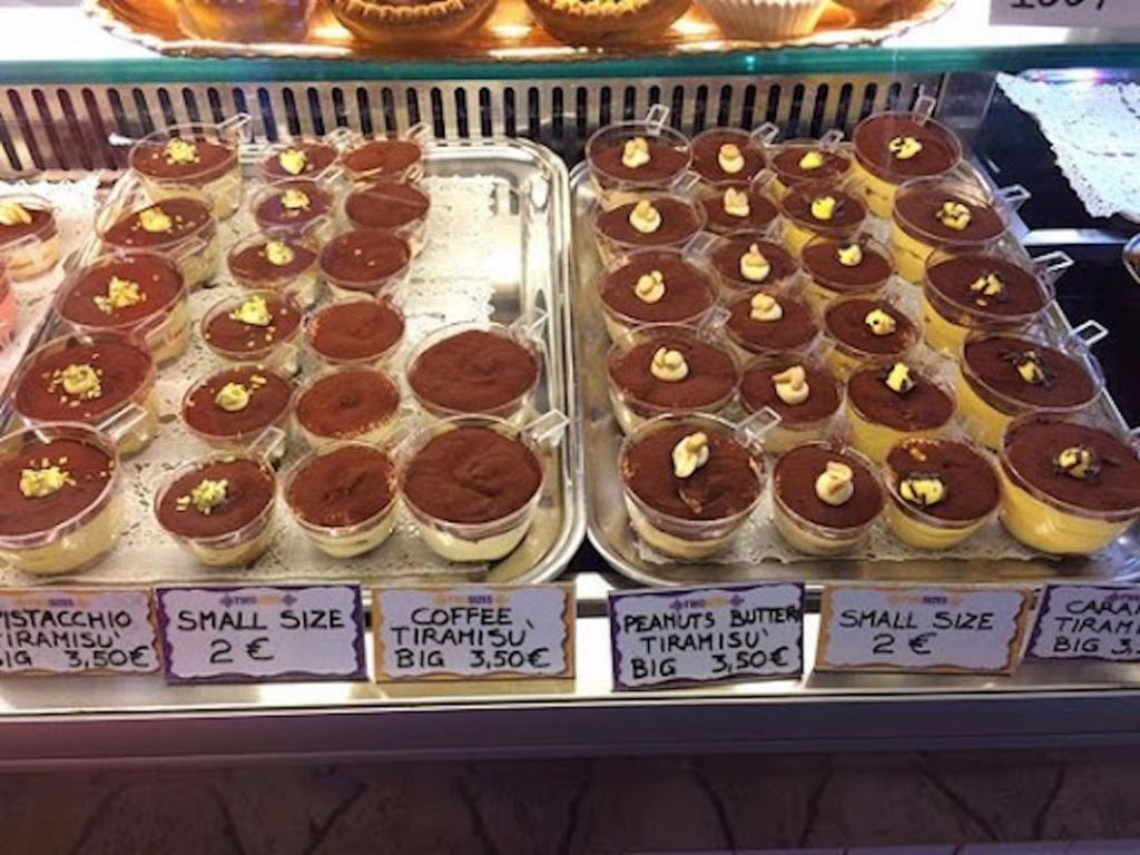 Variétés de tiramisus en ligne petits et grands avec les prix inscrits devant chez Two Sizes à Rome