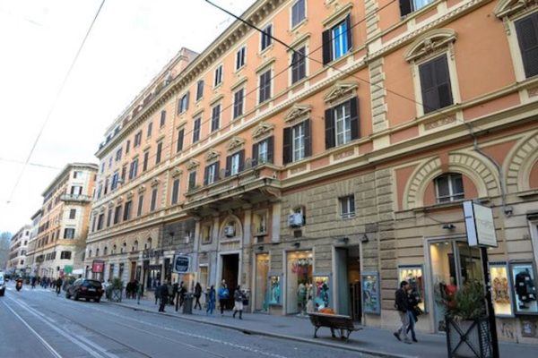 Via Ottaviano, rue commerçante à Rome