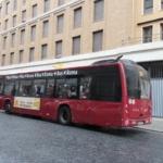 Bus de transports en commun rouge à Rome