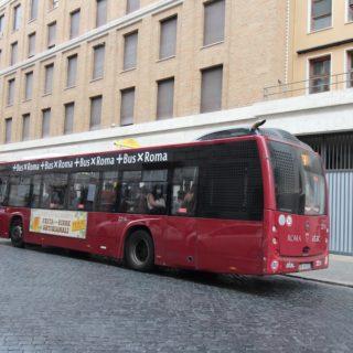 Bus de transports en commun rouge à Rome