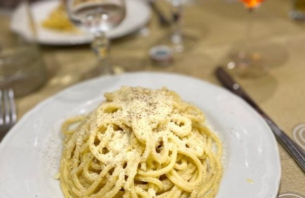 Pates cacio e pepe de la Taverna dei Monti à Rome