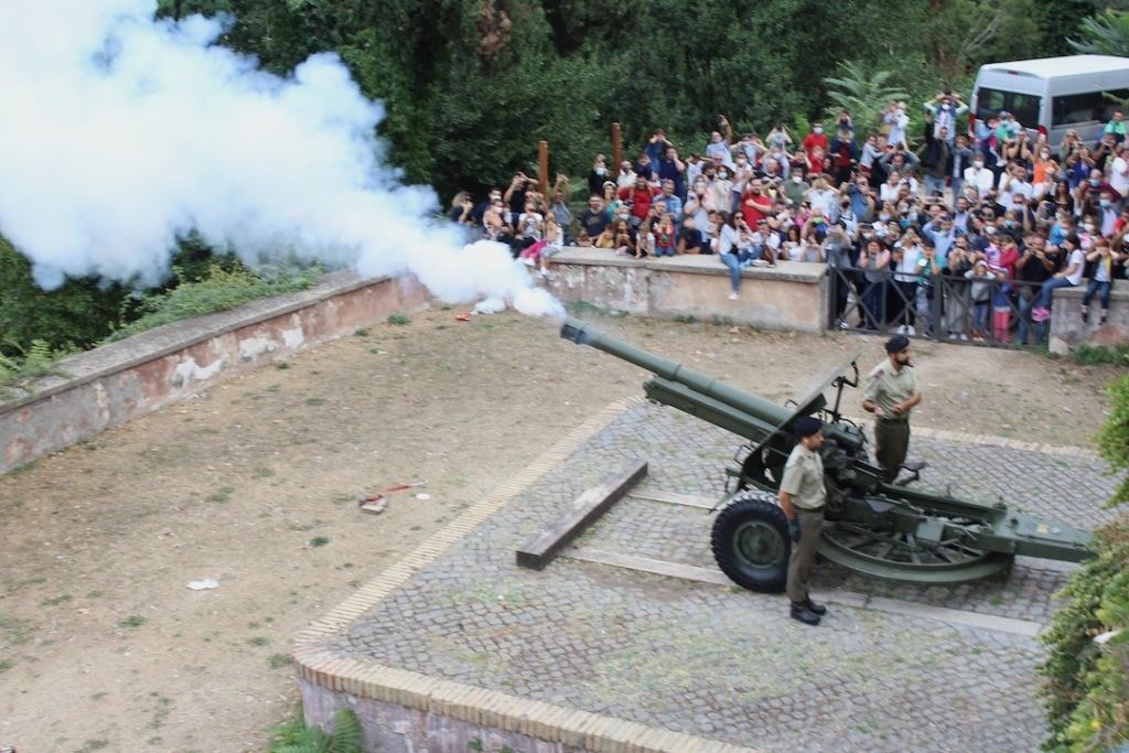 Coup de canon tiré depuis la colline du Janicule à Rome