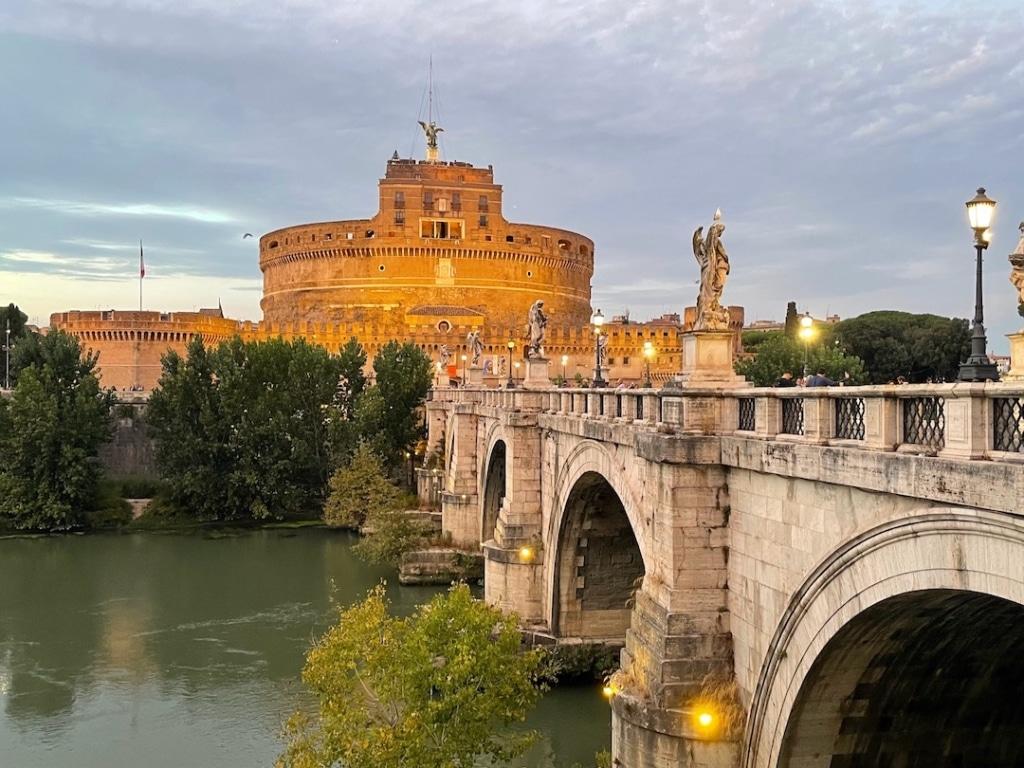 Le château Saint Ange avec le pont Saint Ange en premier plan au coucher de soleil