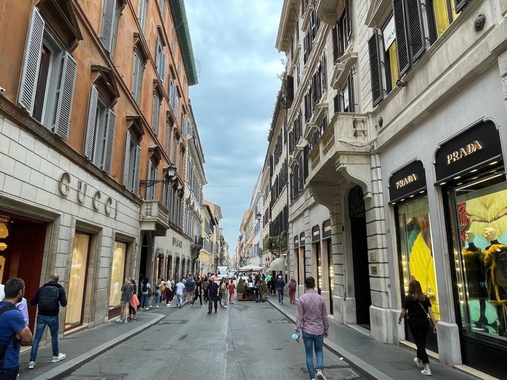 Magasins de luxe à côté de la Place d'Espagne à Rome