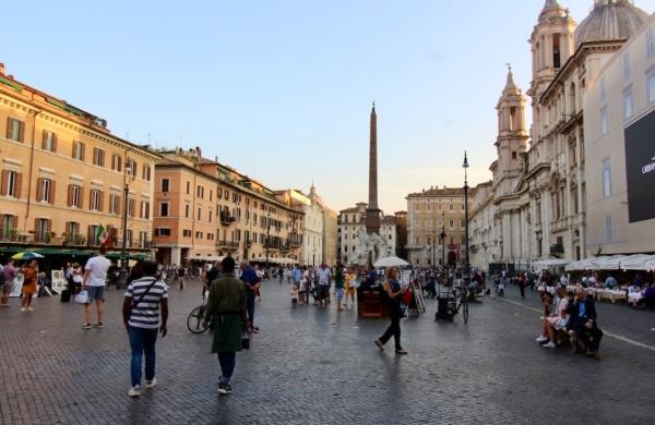 Piazza Navona avec l'obélisque en fond