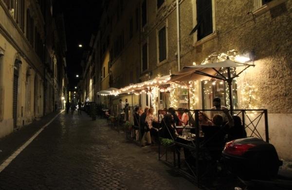 Rues du quartier Monti en soirée à Rome