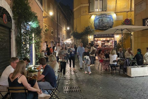 Rue du Trastevere à Rome en soirée