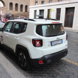Taxi blanc à Rome