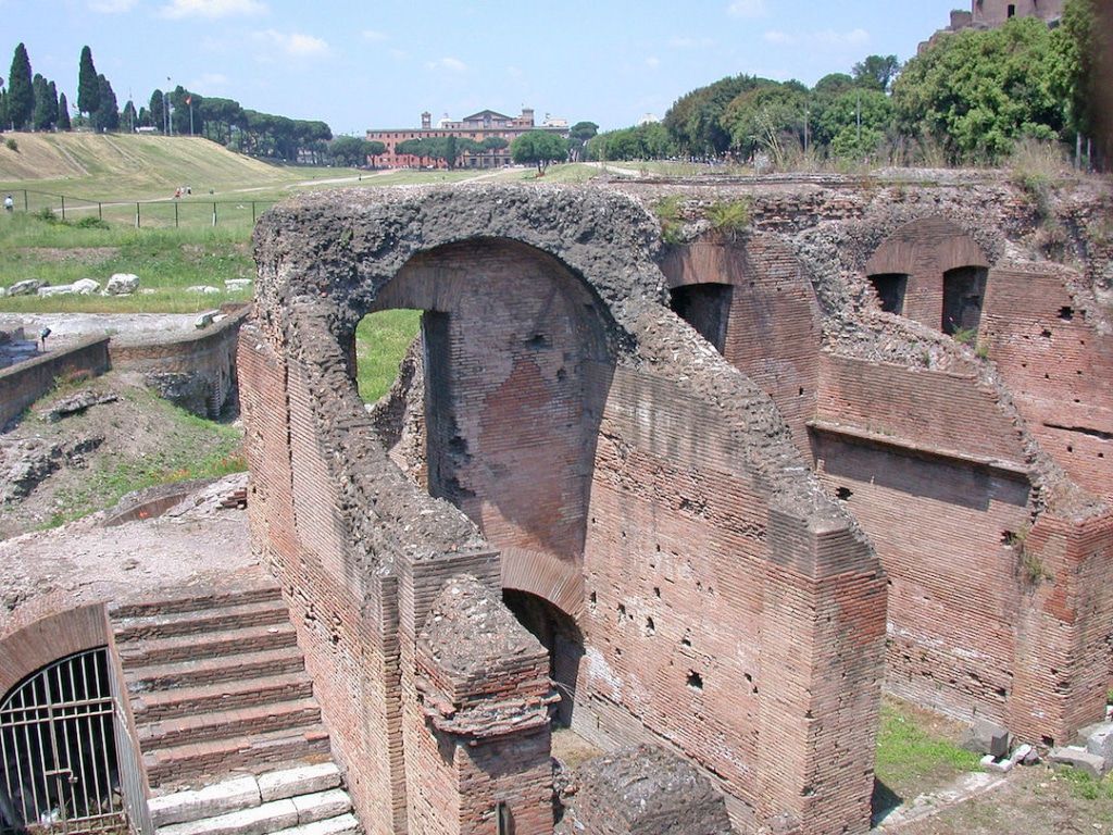 Restes de gradins au Circus Maximus à Rome