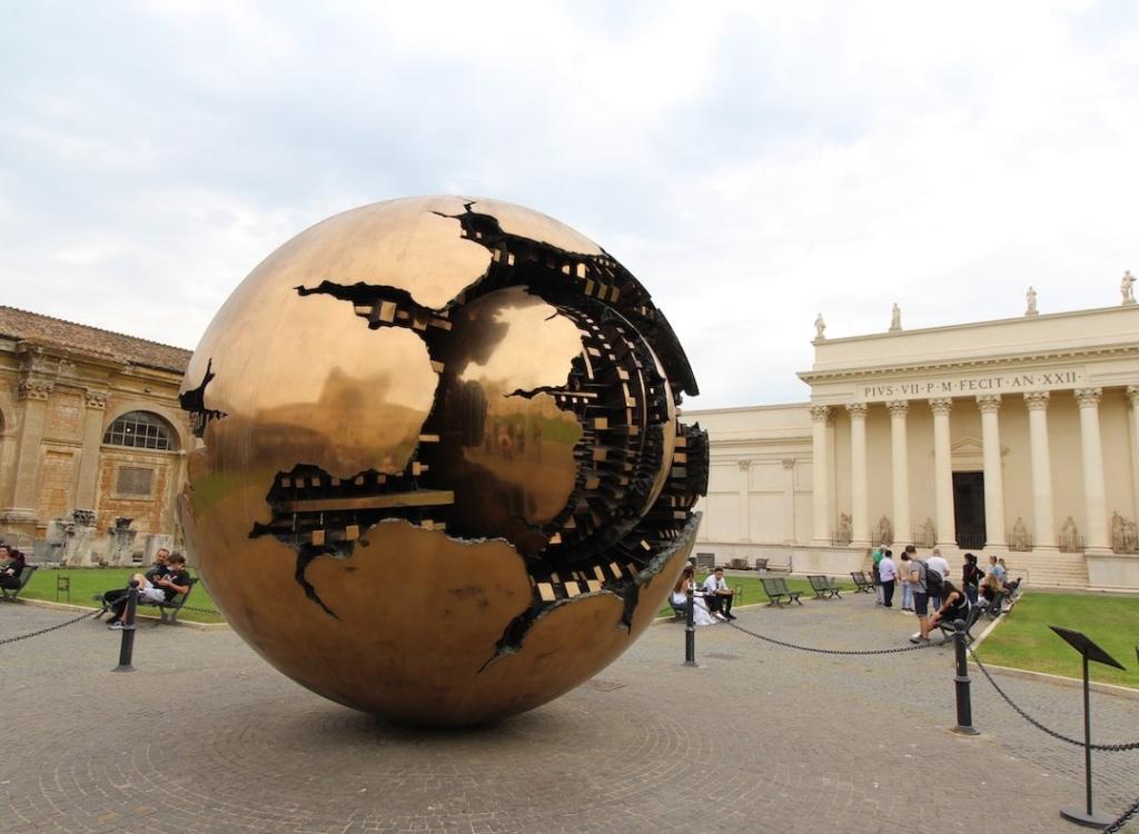 Oeuvre Sphère dans la sphère au Vatican