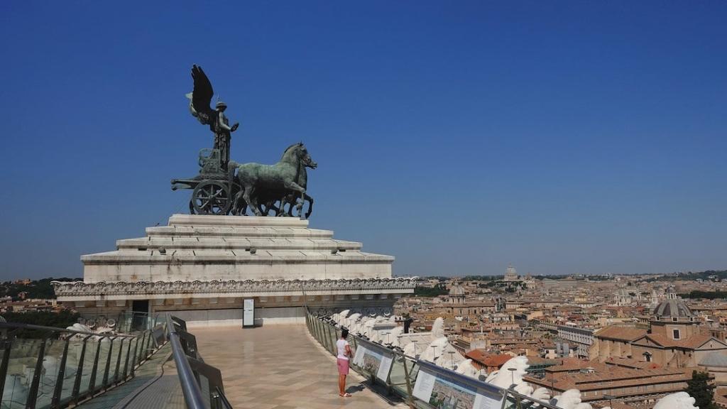 Vue des statues en haut du monument Il Vittoriano à Rome