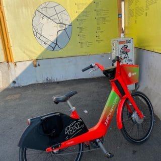 Vélo rouge en libre service à Rome