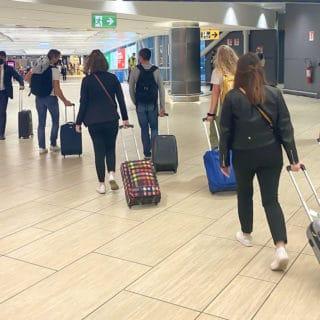 Personnes avec valises à l'aéroport
