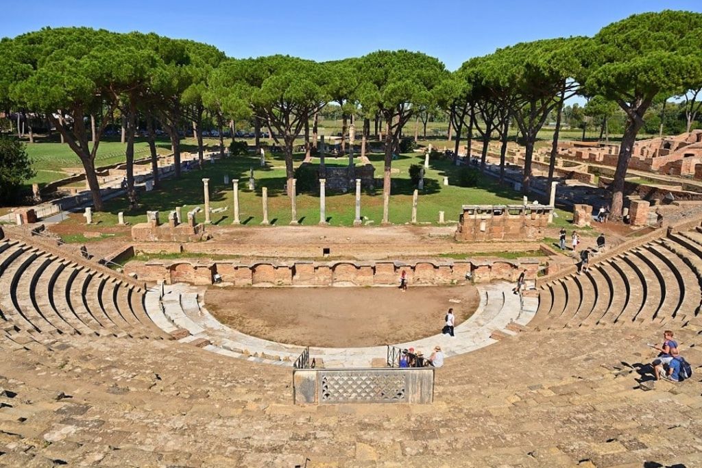 Ancien amphithéâtre à Ostia Antica