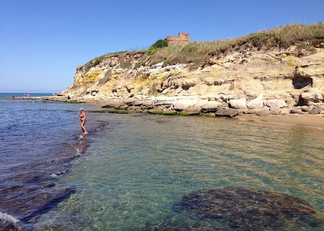 Plage à Anzio avec falaise en arrière plan près de Rome