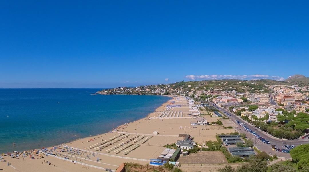 Vue aérienne des plages à Gaeta près de Rome