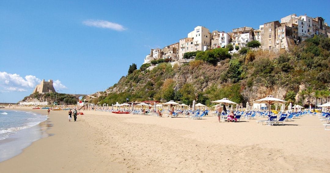 Plage avec ville en hauteur en arrière plan près de Rome