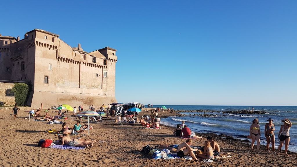Plage à Santa Severa avec le château en arrière plan proche de Rome