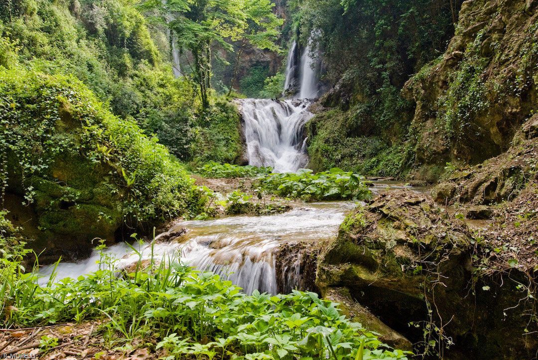 Cascades dans la Villa Gregoriana à Tivoli à Rome