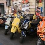 Vespa de différentes couleurs à Rome
