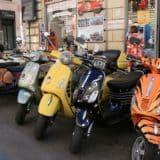 Vespa de différentes couleurs à Rome