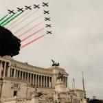 Avions survolant le Monument Victor Emmanuel II en laissant des fumées vertes blanches et rouges.