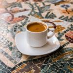 Petite tasse de café posée sur une soucoupe sur une table en mosaïque