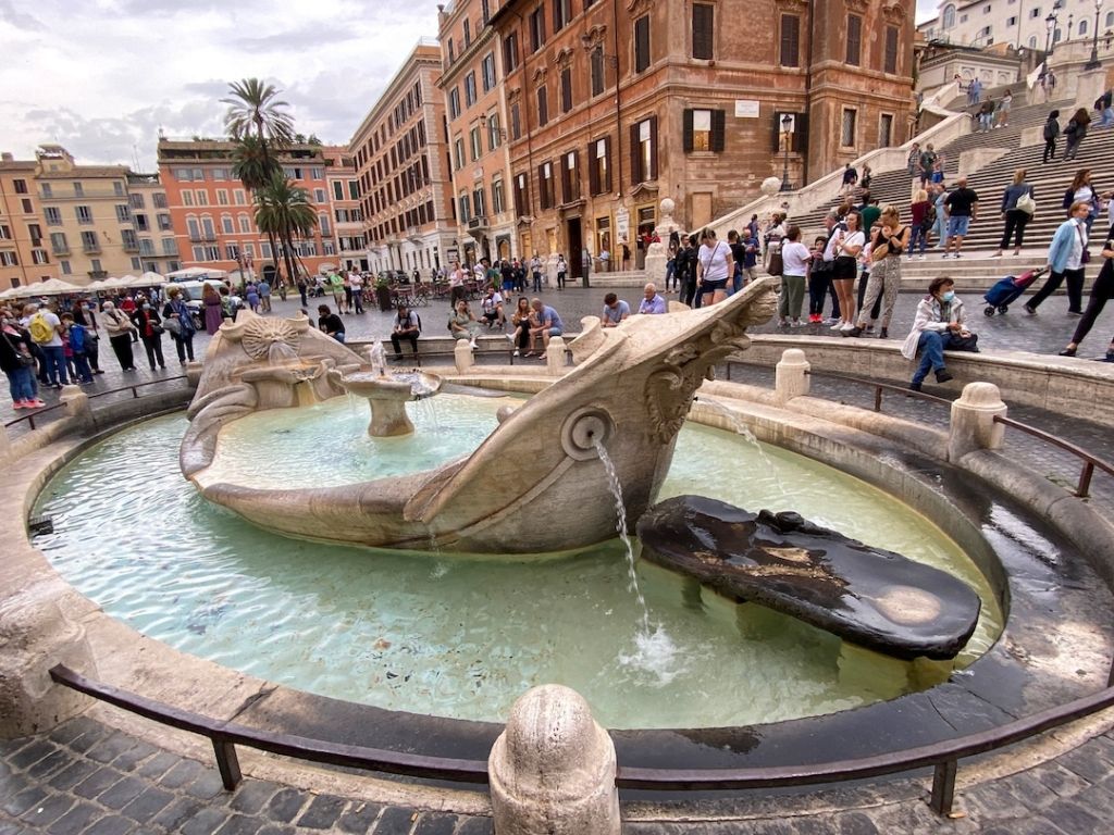 Fontaine Barcaccia à la Piazza di Spagna à Rome