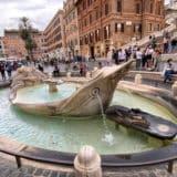 Fontaine Barcaccia à la Piazza di Spagna à Rome